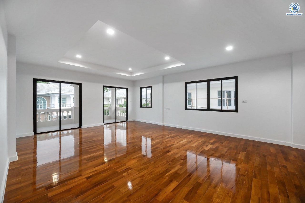 บ้านมือสองตกแต่งใหม่ โครงการ ลดาวัลย์ ปิ่นเกล้า-เพชรเกษม หลังมุม เนื้อที่ 102 ตร.ว. บนพื้นที่ใช้สอย 243.08 ตร.ม. ฟังก์ชัน 4 ห้องนอน 4 ห้องน้ำ 1 ห้องแม่บ้าน จอดรถได้ 2 คัน สภาพแวดล้อมดี ทำเลติดถนนกาญจนาภิเษก เดินทางเข้าสู่เมืองได้สะดวกเชื่อมต่อ ถนนเพชรเกษม ถนนราชพฤกษ์ ถนนกัลปพฤกษ์ ใกล้เดอะมอลล์บางแค ใกล้รถไฟฟ้าสายสีน้ำเงิน "สถานีหลักสอง" และ จุดขึ้นทางด่วน "ศรีรัช"